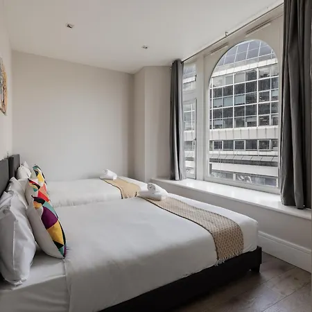 Superb Opposite Edgware Road Station Londýn
