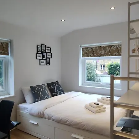 Holiday home Chic Semi-detached House With A Private Garden, Se London