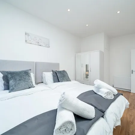 Exquisite 2 Bed Near Excel & 02 Arena With Parking *