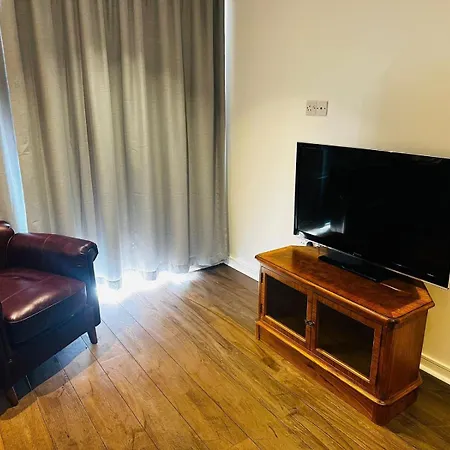 Modern 1 Bedroom Flat On Putney Hill London