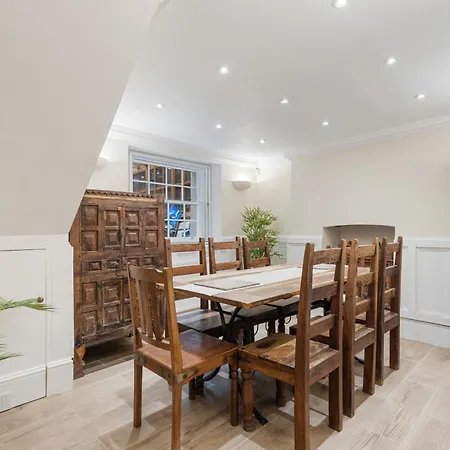 Apartment Parea Living - Spacious 4 Story House, Families, Big Groups