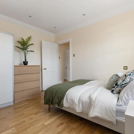 Parea Living - Spacious 4 Story House, Families, Big Groups *