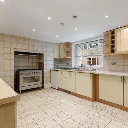 Parea Living - Spacious 4 Story House, Families, Big Groups Apartment *