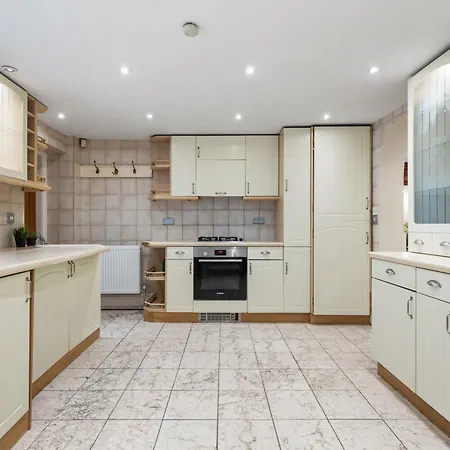Parea Living - Spacious 4 Story House, Families, Big Groups London
