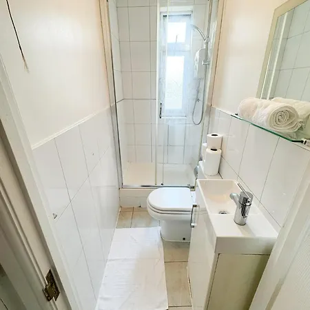 Flat 6 In Acton Apartment London