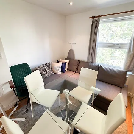Flat 6 In Acton Apartment