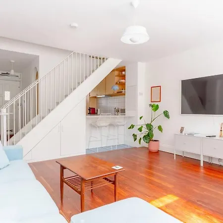 Apartment Unique 3bd Flat In Hoxton With Private Garden London