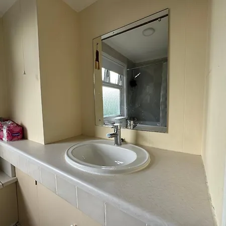 303 Upminster Road North * Rainham (Greater London)