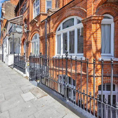 3 Bedroom 2 Bathroom Victorian Flat In Kensington *