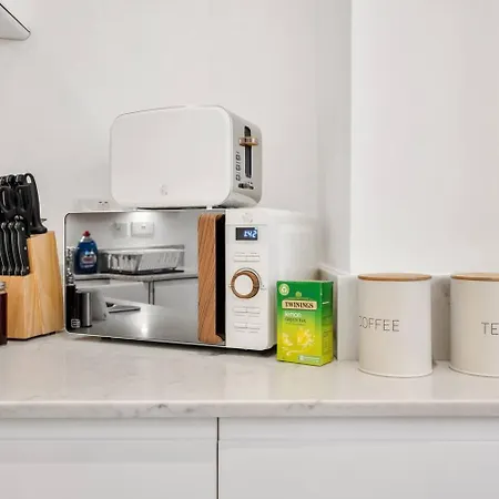 3 Bedroom 2 Bathroom Victorian Flat In Kensington Apartment *