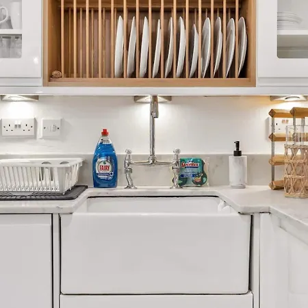3 Bedroom 2 Bathroom Victorian Flat In Kensington *