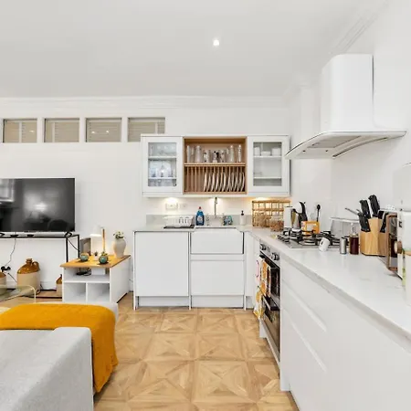 3 Bedroom 2 Bathroom Victorian Flat In Kensington * London