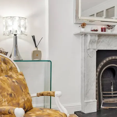 3 Bedroom 2 Bathroom Victorian Flat In Kensington Apartment *
