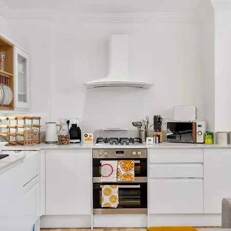 3 Bedroom 2 Bathroom Victorian Flat In Kensington * London