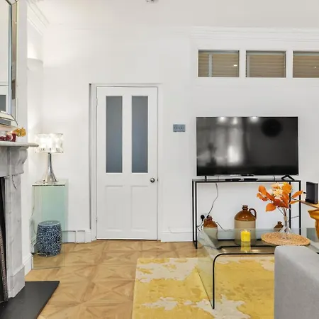 3 Bedroom 2 Bathroom Victorian Flat In Kensington Apartment