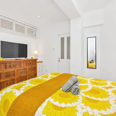 3 Bedroom 2 Bathroom Victorian Flat In Kensington *
