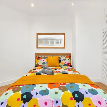 3 Bedroom 2 Bathroom Victorian Flat In Kensington London