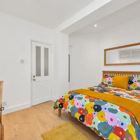 3 Bedroom 2 Bathroom Victorian Flat In Kensington Apartment