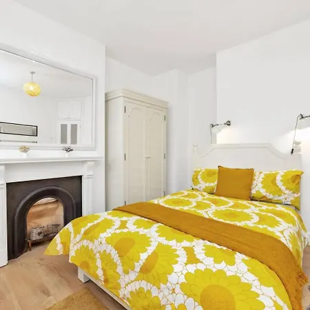 Apartment 3 Bedroom 2 Bathroom Victorian Flat In Kensington *