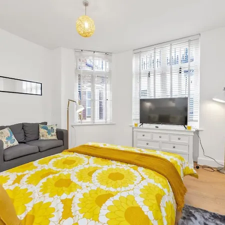 3 Bedroom 2 Bathroom Victorian Flat In Kensington *