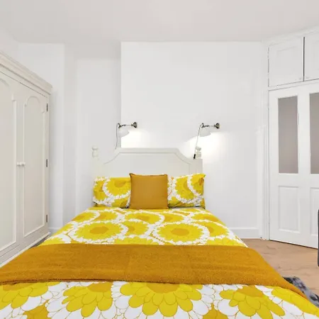 3 Bedroom 2 Bathroom Victorian Flat In Kensington London