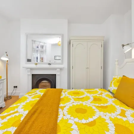 3 Bedroom 2 Bathroom Victorian Flat In Kensington * London