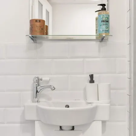 3 Bedroom 2 Bathroom Victorian Flat In Kensington *