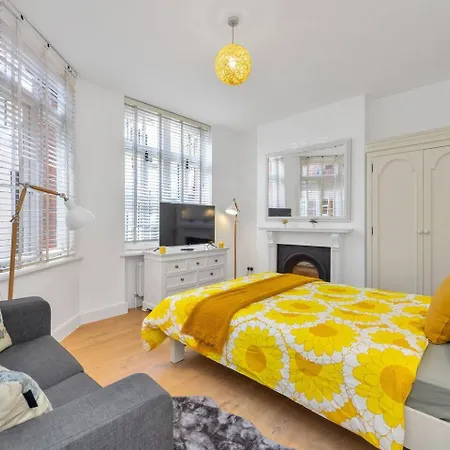 3 Bedroom 2 Bathroom Victorian Flat In Kensington London