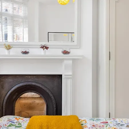 3 Bedroom 2 Bathroom Victorian Flat In Kensington Apartment *