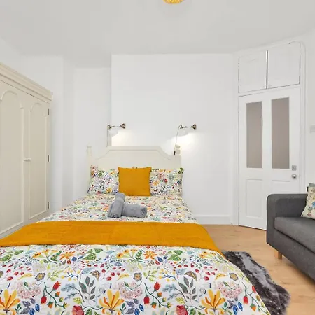 Apartment 3 Bedroom 2 Bathroom Victorian Flat In Kensington *