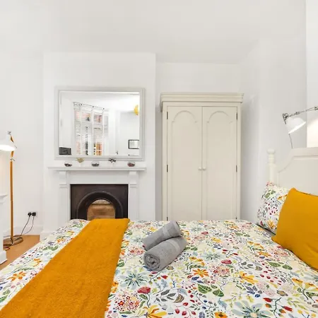3 Bedroom 2 Bathroom Victorian Flat In Kensington *