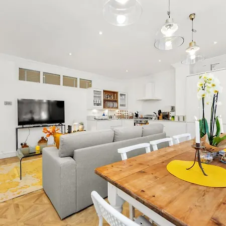 3 Bedroom 2 Bathroom Victorian Flat In Kensington Apartment *