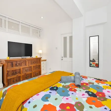 3 Bedroom 2 Bathroom Victorian Flat In Kensington * London