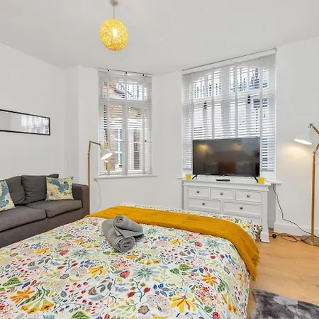 3 Bedroom 2 Bathroom Victorian Flat In Kensington Apartment *