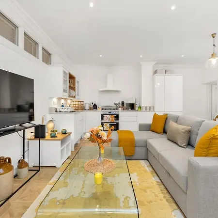Apartment 3 Bedroom 2 Bathroom Victorian Flat In Kensington *