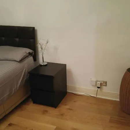 Apartment Amazing Location Near St Paul's - Sleeps 4 London
