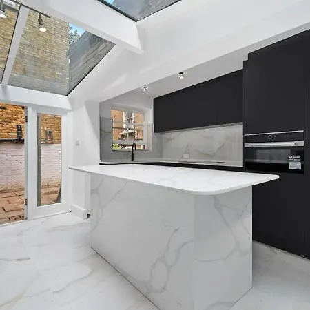 Apartment Chic With 2 Bedrooms *