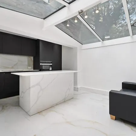 Apartment Chic With 2 Bedrooms London