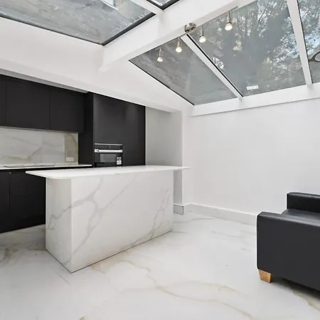 Chic With 2 Bedrooms London