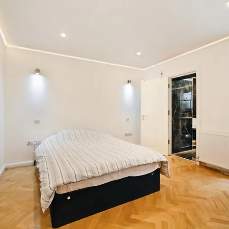 Chic With 2 Bedrooms