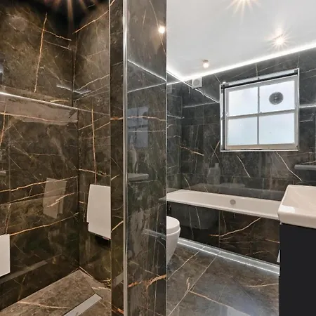 Apartment Chic With 2 Bedrooms