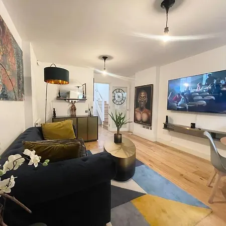 Immaculate Covent Garden Apartment London