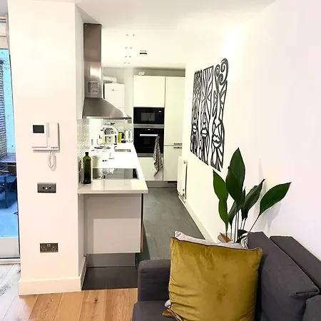 Immaculate Covent Garden Apartment London