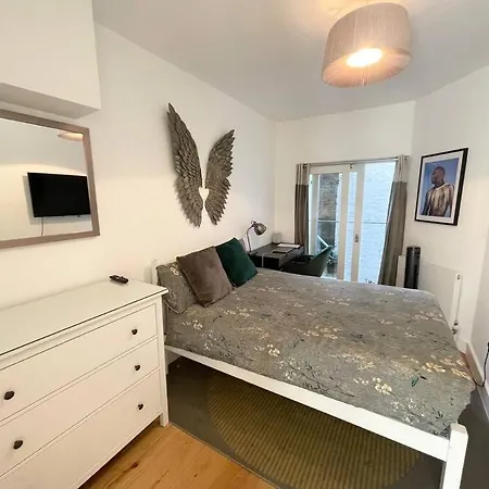 Immaculate Covent Garden Apartment London