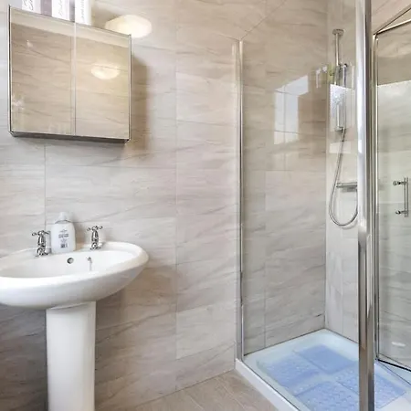 Large House Next Transport Apartment Romford