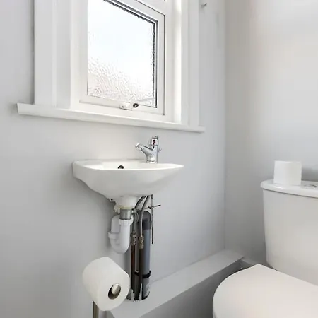 Large House Next Transport Apartment Romford