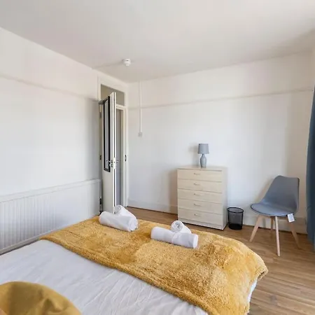 Large House Next Transport Apartment