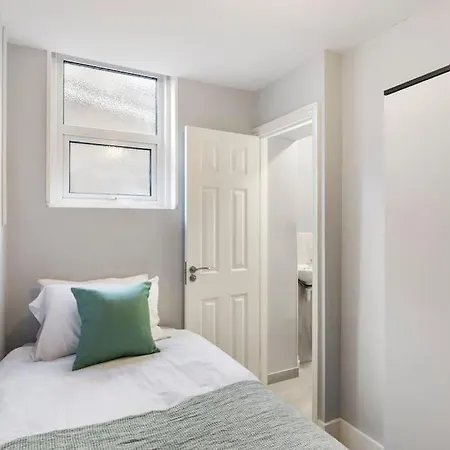 Large House Next Transport * Romford
