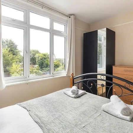 Large House Next Transport * Romford