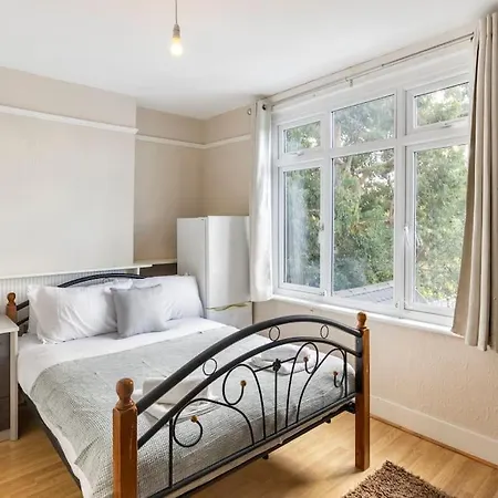 Large House Next Transport Apartment Romford